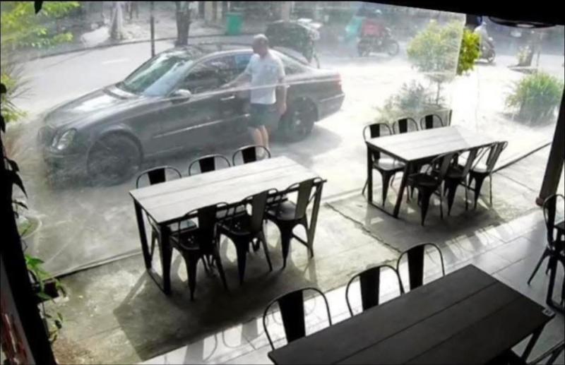 Nghi người nước ngoài trộm ô tô Mercedes giữa trung tâm Đà Nẵng- Ảnh 1.