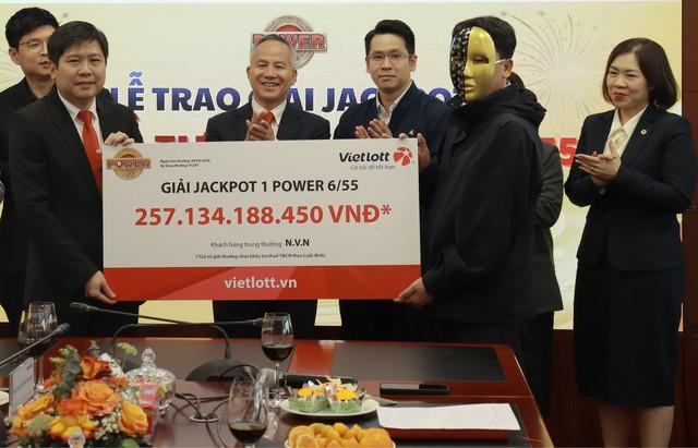 Lại có người trúng 257 tỉ đồng Vietlott sát tết, dành 6 tỉ làm từ thiện- Ảnh 1.