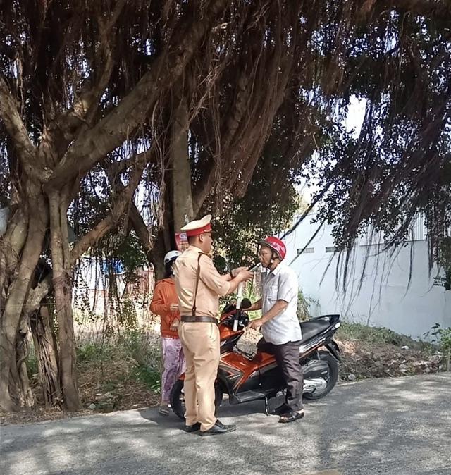 Mùng 1: CSGT Cà Mau phát hiện 5 ca nồng độ cồn sau 1 giờ ra quân- Ảnh 1.
