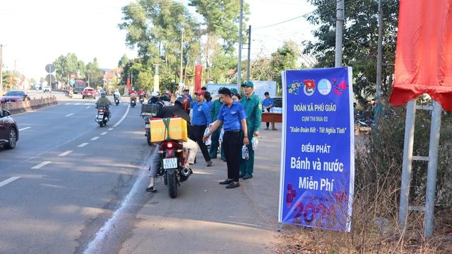 Tiếp sức hàng ngàn chai nước, bánh cho người dân trên đường về quê đón tết- Ảnh 6.