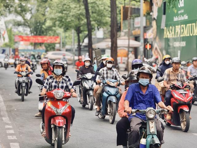 Thời tiết TP.HCM hanh khô, nắng nóng: Vì sao ra đường buổi trưa thấy rát da? - Ảnh 1.
