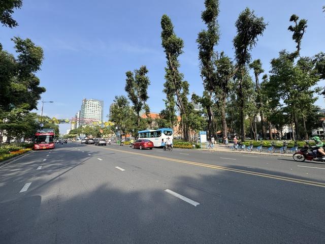Ngày 28 tết, đường phố TP.HCM thoáng lạ- Ảnh 6.
