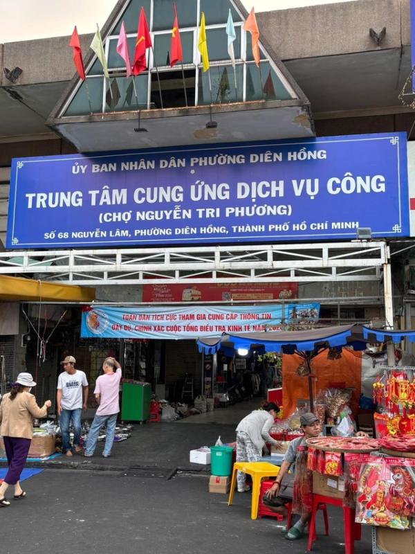 Chợ Nguyễn Tri Phương gắn bảng trung tâm dịch vụ công: Phường Diên Hồng nói gì? - Ảnh 1.