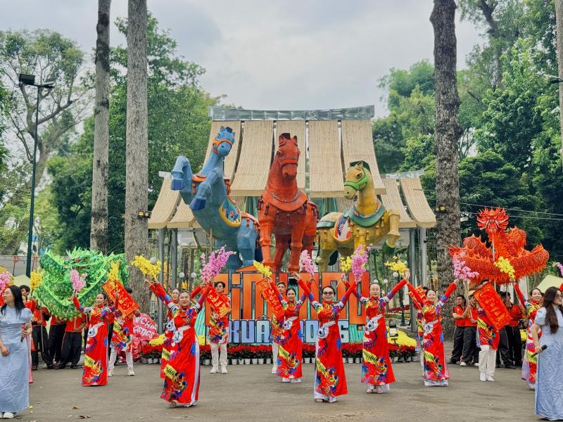Lần đầu hội hoa xuân TP.HCM có diễu hành, trình diễn ngựa quốc tế ở Tao Đàn - Ảnh 1.