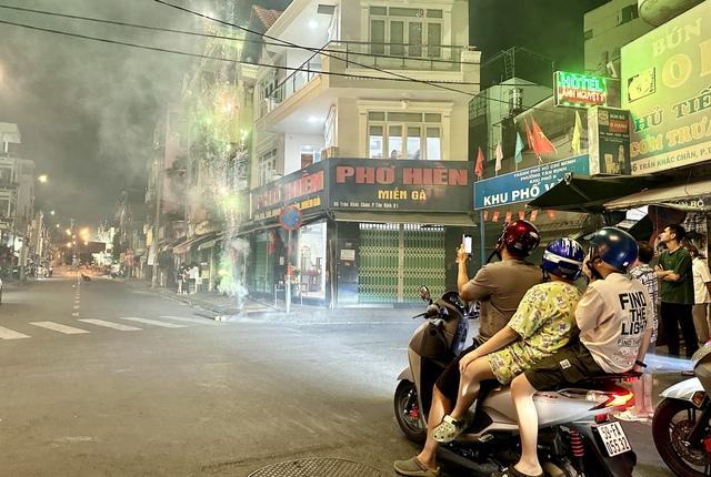 Pháo hoa rực sáng khắp ngã đường TP.HCM giao thừa Tết Bính Ngọ 2026- Ảnh 2.