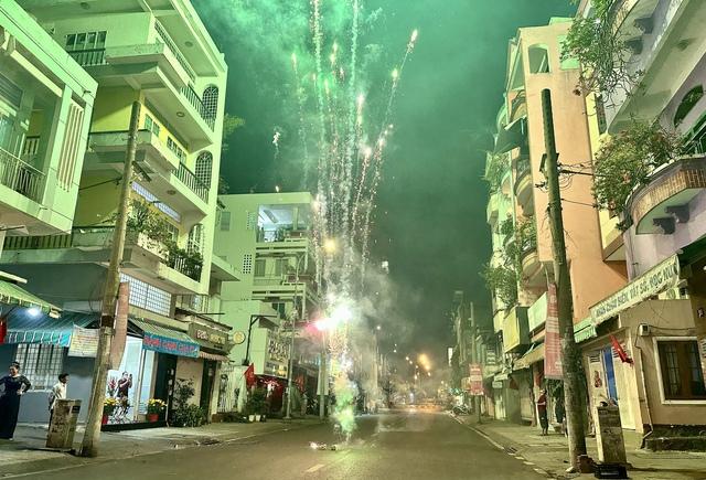 Pháo hoa rực sáng khắp ngã đường TP.HCM giao thừa Tết Bính Ngọ 2026- Ảnh 1.