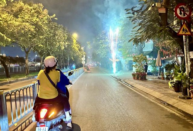 Pháo hoa rực sáng khắp ngã đường TP.HCM giao thừa Tết Bính Ngọ 2026- Ảnh 5.