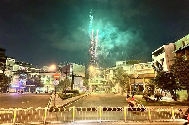 Pháo hoa rực sáng khắp ngã đường TP.HCM giao thừa Tết Bính Ngọ 2026- Ảnh 6.