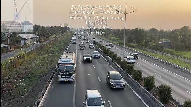 Chạy vào làn khẩn cấp trên cao tốc theo hướng dẫn của CSGT có bị phạt nguội? - Ảnh 1.