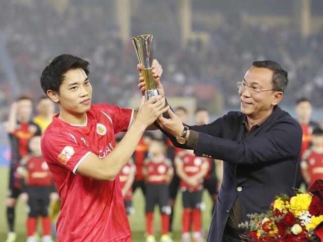 V-League tái xuất kịch tính, HLV Kim Sang-sik ‘săn đầu người’ đại chiến Malaysia: Đội tuyển Việt Nam cực mạnh
- Ảnh 2.