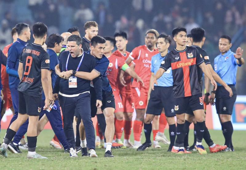 Trọng tài Malaysia bị Ninh Bình phản ứng dữ dội vì thu hồi thẻ vàng của Đình Trọng: Lý do 'quay xe' là...- Ảnh 1.