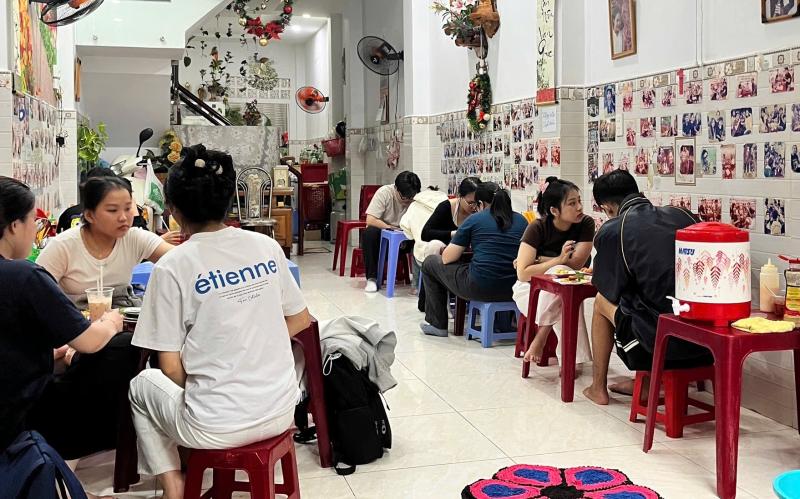 Quán ăn 'huyền thoại' ở TP.HCM đóng cửa vĩnh viễn trước tết, bà chủ chia sẻ xúc động - Ảnh 1.