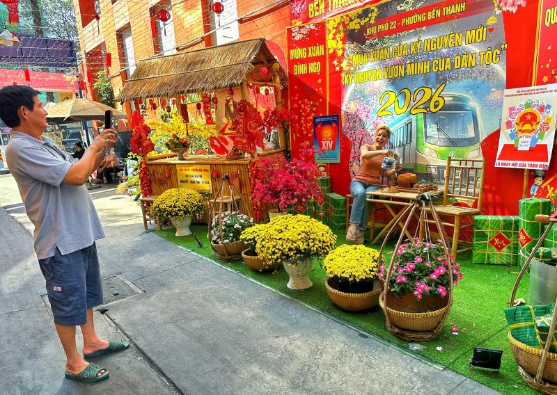 'Hẻm tết' nổi tiếng ngay trung tâm TP.HCM, năm nay có ăn tết lớn như mọi năm? - Ảnh 1.