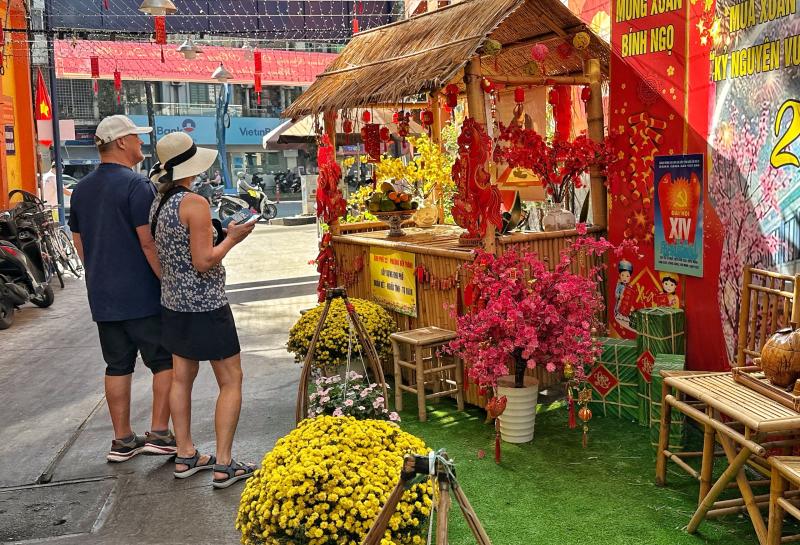 'Hẻm tết' nổi tiếng ngay trung tâm TP.HCM, năm nay có ăn tết lớn như mọi năm? - Ảnh 3.