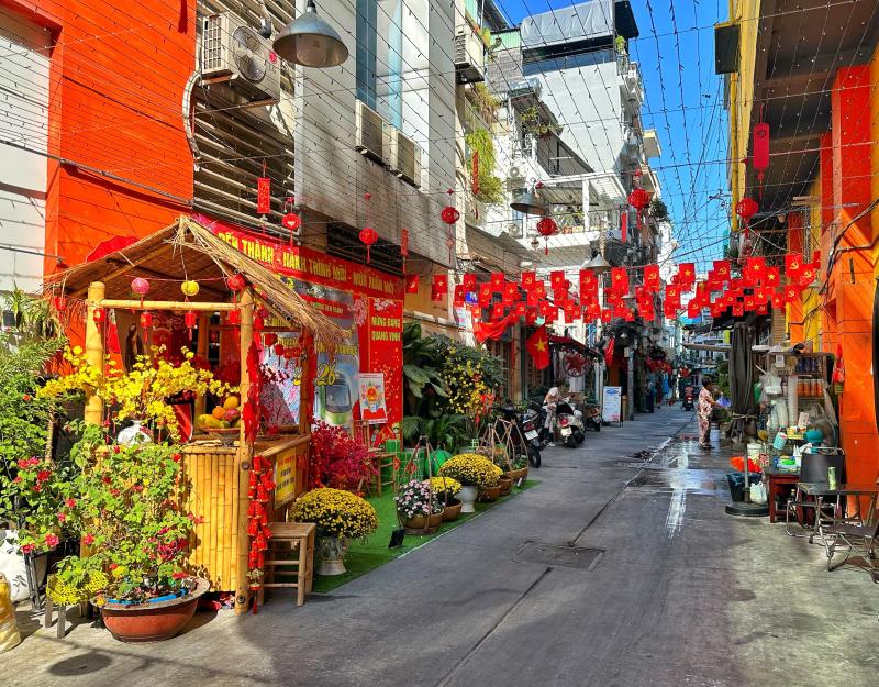 'Hẻm tết' nổi tiếng ngay trung tâm TP.HCM, năm nay có ăn tết lớn như mọi năm? - Ảnh 2.
