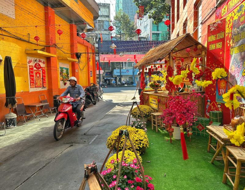 'Hẻm tết' nổi tiếng ngay trung tâm TP.HCM, năm nay có ăn tết lớn như mọi năm? - Ảnh 5.