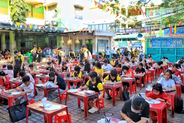 Cha mẹ TP.HCM diện áo dài cho con, đưa đi… 'ăn tết sớm' theo cách đặc biệt - Ảnh 1.