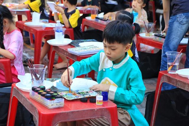 Cha mẹ TP.HCM diện áo dài cho con, đưa đi… 'ăn tết sớm' theo cách đặc biệt - Ảnh 2.