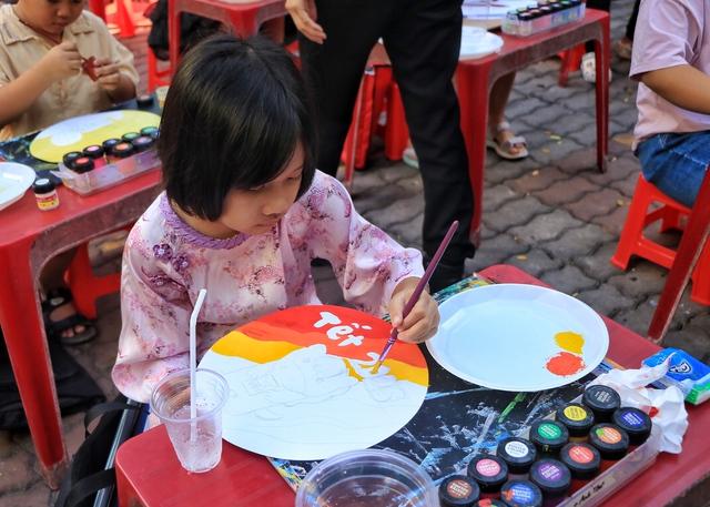 Cha mẹ TP.HCM diện áo dài cho con, đưa đi… 'ăn tết sớm' theo cách đặc biệt - Ảnh 4.