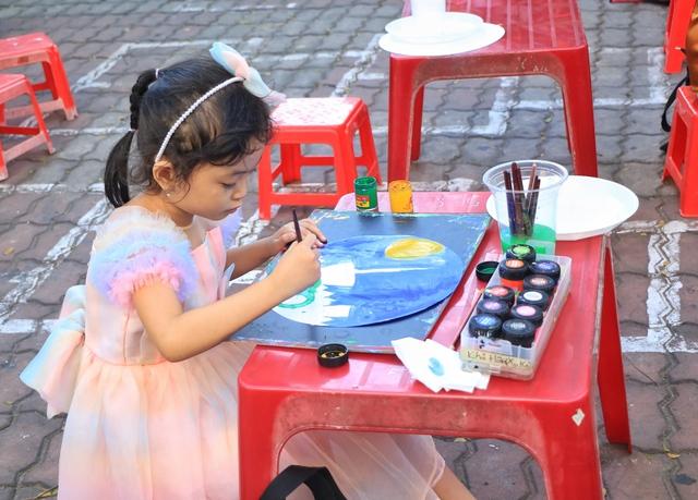 Cha mẹ TP.HCM diện áo dài cho con, đưa đi… 'ăn tết sớm' theo cách đặc biệt - Ảnh 6.