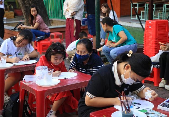 Cha mẹ TP.HCM diện áo dài cho con, đưa đi… 'ăn tết sớm' theo cách đặc biệt - Ảnh 5.