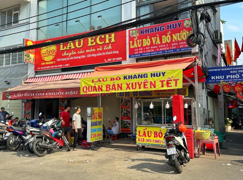 Loạt quán ăn ở TP.HCM dán bảng 'bán xuyên tết', có tăng giá không? - Ảnh 1.