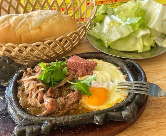 Loạt quán ăn ở TP.HCM dán bảng 'bán xuyên tết', có tăng giá không? - Ảnh 3.