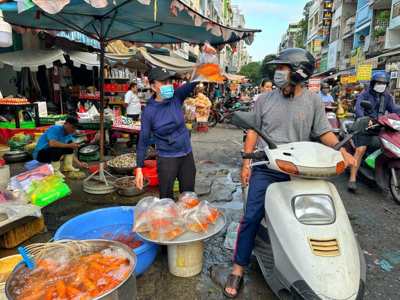 Mua cá chép cúng ông Táo 23 tháng chạp: Bất ngờ chợ Phạm Văn Hai ở TP.HCM - Ảnh 4.