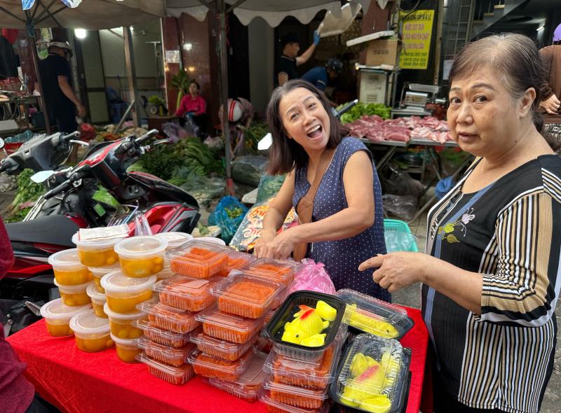 Mua cá chép cúng ông Táo 23 tháng chạp: Bất ngờ chợ Phạm Văn Hai ở TP.HCM - Ảnh 11.