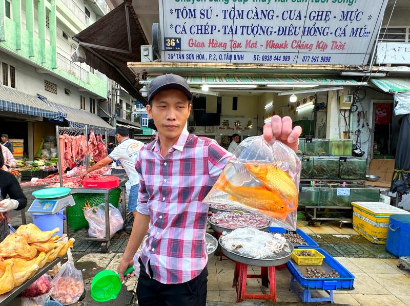 Mua cá chép cúng ông Táo 23 tháng chạp: Bất ngờ chợ Phạm Văn Hai ở TP.HCM - Ảnh 10.
