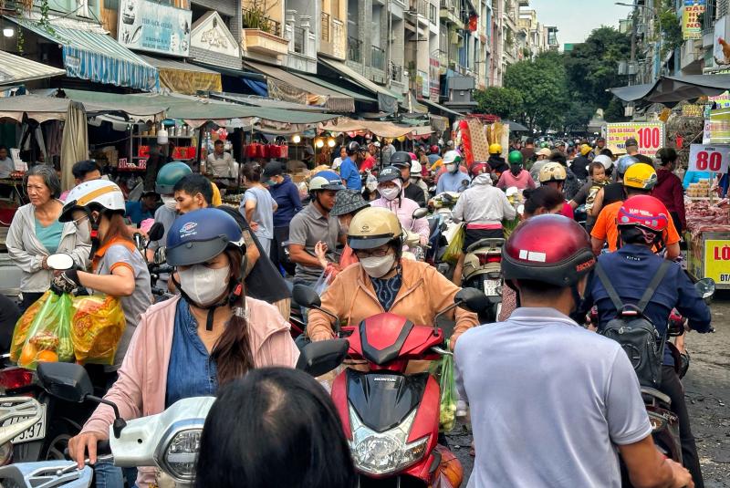 Mua cá chép cúng ông Táo 23 tháng chạp: Bất ngờ chợ Phạm Văn Hai ở TP.HCM - Ảnh 2.