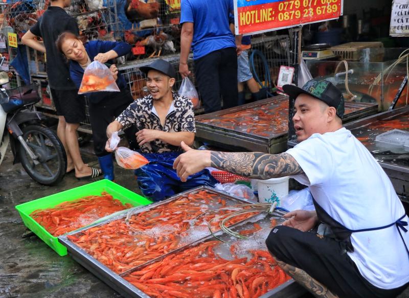 Mua cá chép cúng ông Táo 23 tháng chạp: Bất ngờ chợ Phạm Văn Hai ở TP.HCM - Ảnh 7.