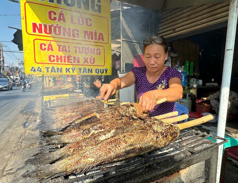 Bán cá lóc nướng cúng ông Táo: Bà chủ TP.HCM năm ngoái bật khóc, 2026 thế nào? - Ảnh 2.