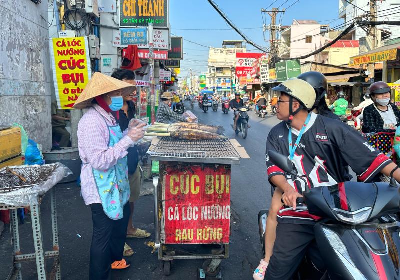 Bán cá lóc nướng cúng ông Táo: Bà chủ TP.HCM năm ngoái bật khóc, 2026 thế nào? - Ảnh 4.