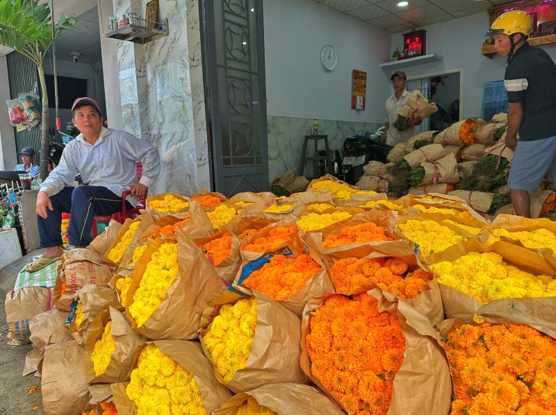 Chợ hoa lớn nhất TP.HCM chiều 23 tháng chạp: Cúc vạn thọ 'xả hàng', đại hạ giá - Ảnh 1.