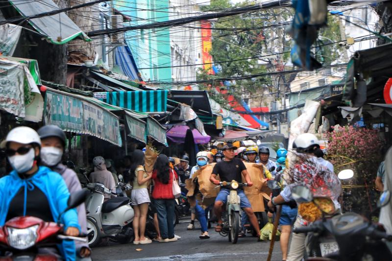 Chợ hoa lớn nhất TP.HCM chiều 23 tháng chạp: Cúc vạn thọ 'xả hàng', đại hạ giá - Ảnh 2.