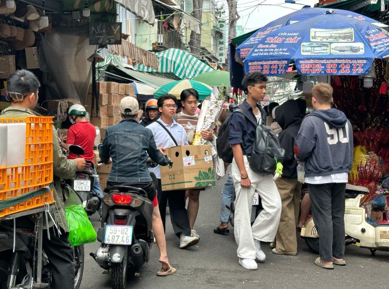 Chợ hoa lớn nhất TP.HCM chiều 23 tháng chạp: Cúc vạn thọ 'xả hàng', đại hạ giá - Ảnh 9.