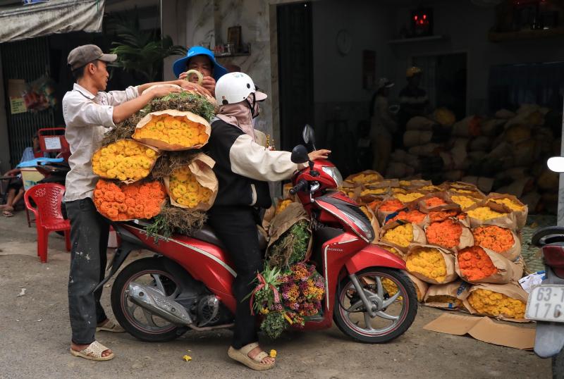 Chợ hoa lớn nhất TP.HCM chiều 23 tháng chạp: Cúc vạn thọ 'xả hàng', đại hạ giá - Ảnh 3.