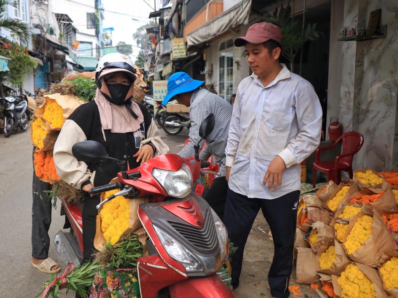 Chợ hoa lớn nhất TP.HCM chiều 23 tháng chạp: Cúc vạn thọ 'xả hàng', đại hạ giá - Ảnh 6.