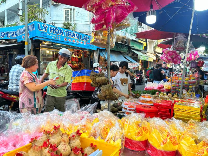 Độc lạ tết ở Chợ Lớn, TP.HCM: Khu chợ mỗi năm chỉ xuất hiện đúng một lần - Ảnh 2.