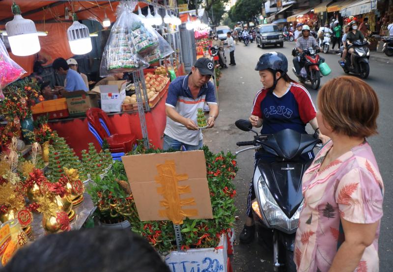 Độc lạ tết ở Chợ Lớn, TP.HCM: Khu chợ mỗi năm chỉ xuất hiện đúng một lần - Ảnh 10.