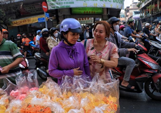 Độc lạ tết ở Chợ Lớn, TP.HCM: Khu chợ mỗi năm chỉ xuất hiện đúng một lần - Ảnh 9.
