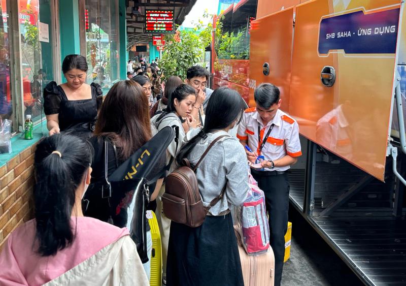 Sáng nay mới 24 tháng chạp, đông nghẹt người đổ về miền Tây ăn tết sớm - Ảnh 5.