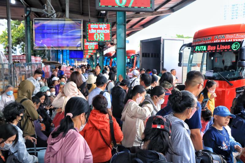 Sáng nay mới 24 tháng chạp, đông nghẹt người đổ về miền Tây ăn tết sớm - Ảnh 2.