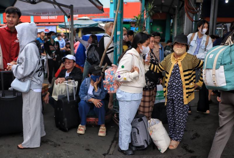 Sáng nay mới 24 tháng chạp, đông nghẹt người đổ về miền Tây ăn tết sớm - Ảnh 3.