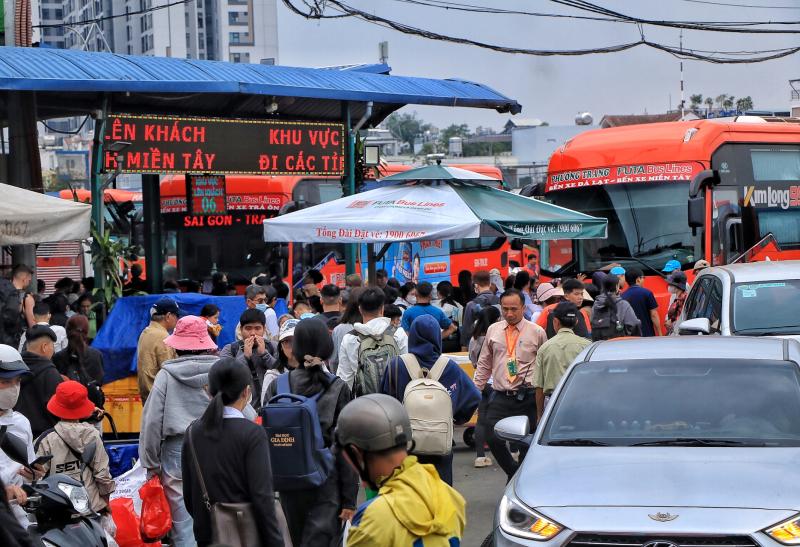 Sáng nay mới 24 tháng chạp, đông nghẹt người đổ về miền Tây ăn tết sớm - Ảnh 1.