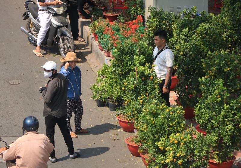 Nỗi niềm hoa tết ở TP.HCM: Không hét giá, mong về miền Tây kịp đêm giao thừa - Ảnh 4.