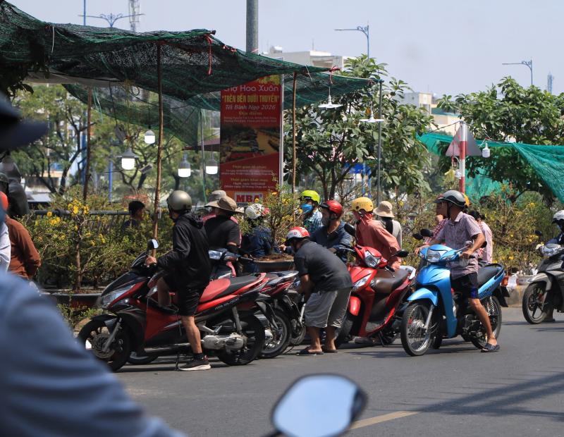 Nỗi niềm hoa tết ở TP.HCM: Không hét giá, mong về miền Tây kịp đêm giao thừa - Ảnh 5.