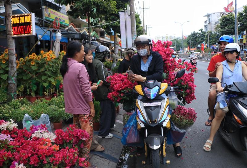 Nỗi niềm hoa tết ở TP.HCM: Không hét giá, mong về miền Tây kịp đêm giao thừa - Ảnh 2.