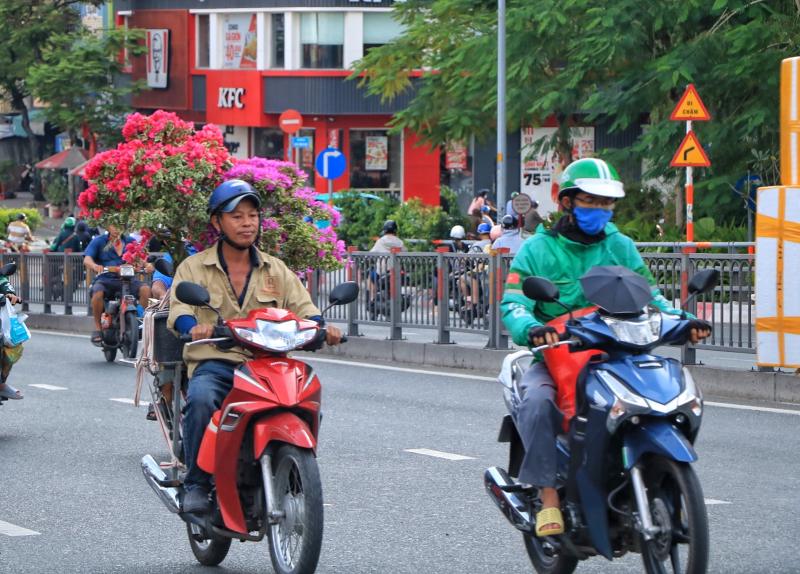 Đường phố TP.HCM ngày làm việc cuối cùng trước nghỉ tết: Người người 'chở tết về nhà'  - Ảnh 5.